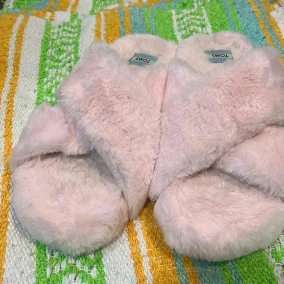 Toms pink fuzzy slippers size 8 EUC - Picture 4 of 8